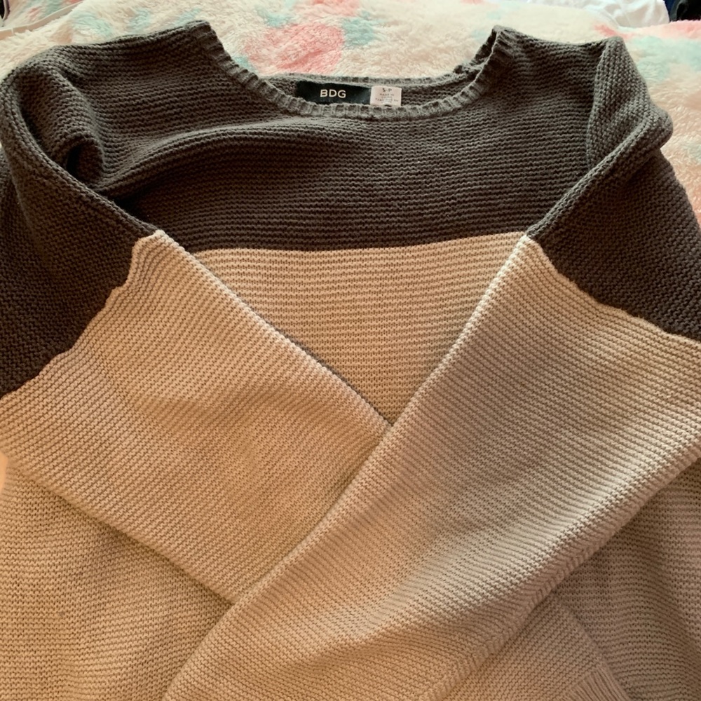 Grey color blocked sweater